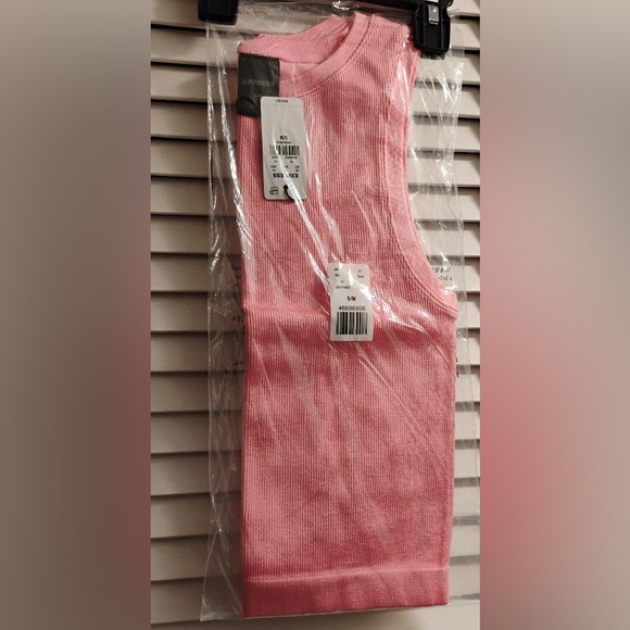NWT Express Body Contour Ribbed Tank ( COLOR IS BUBBLEGUM PINK) Size S/M. - Picture 2 of 3